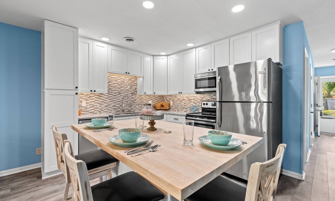 Little River Condo | Cozy Pool side Condo, 5 min from the beach!