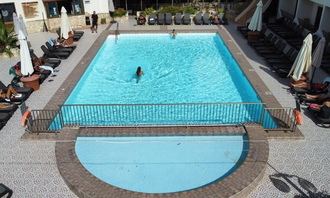 St. Paul's Bay Bed & Breakfast | Cozy poolside apartment with 5 beds