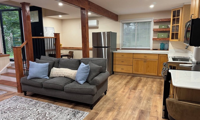 South Kingstown Cottage | Cozy Private Cottage - close to URI, beaches, charming downtown Wakefield & more