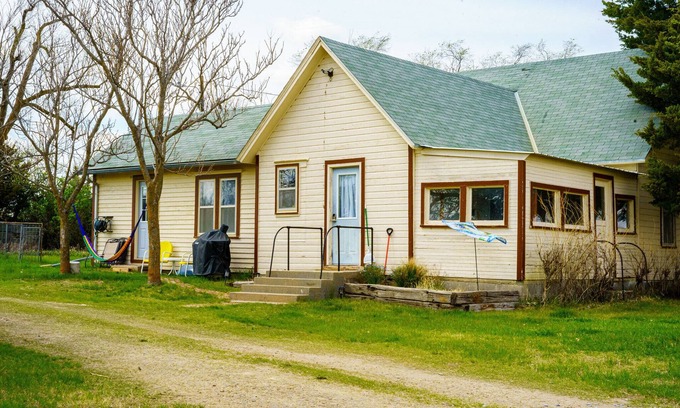 Jewell County House | Cozy private Lakehouse with prime fishing, hunting, and lake access.