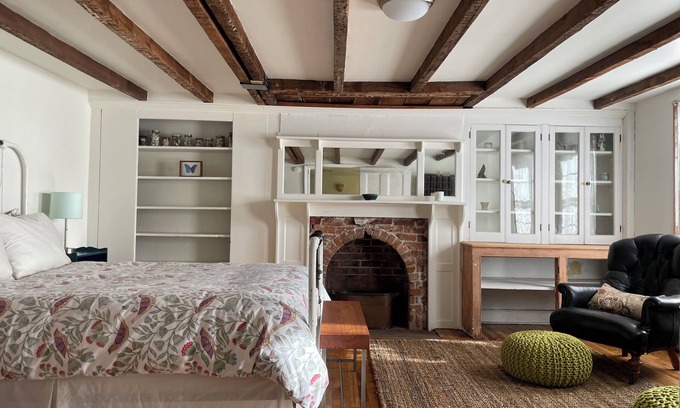 Newburgh Apartment | Cozy Private Studio in Newburgh' s Historic District