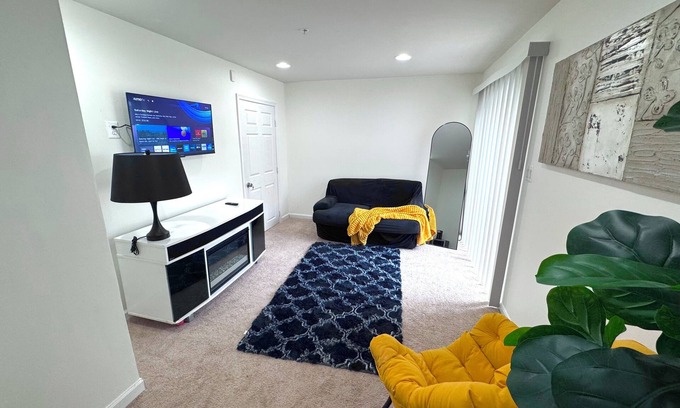 Glen Burnie House | Cozy Private Suite Gated Entry, Driveway Parking & Quiet Stay