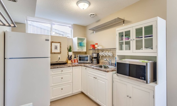 Airdrie House | Cozy Private Suite w/Waterfront Views Sleeps 4