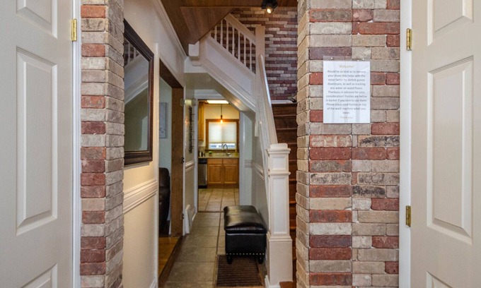 Ann Arbor House | Cozy- Quaint Downtown Delight!