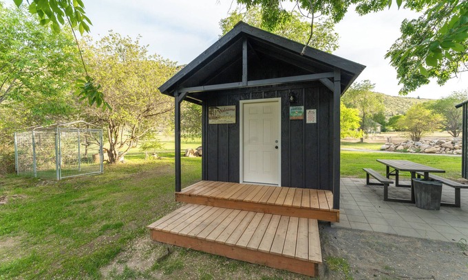 Orondo Cabin | Cozy Queen Cabin Retreat at Pirates Cove | River Access + Bathhouse