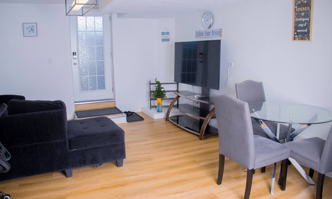 London House | Cozy relaxation haven - close to major amenities, Masonville and Oakridge mall