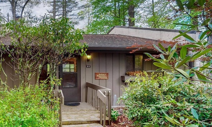 Sapphire Apartment | Cozy renovated townhome with mountain views in Sapphire, North Carolina!