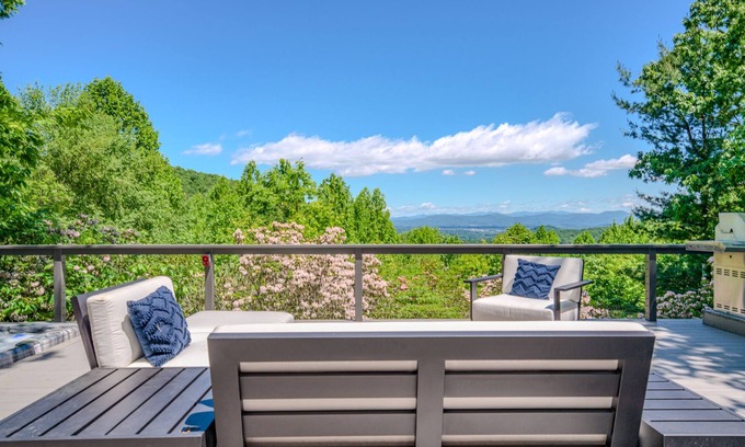 Zirconia House | “Cozy retreat and amazing views!– Your Perfect Getaway!”