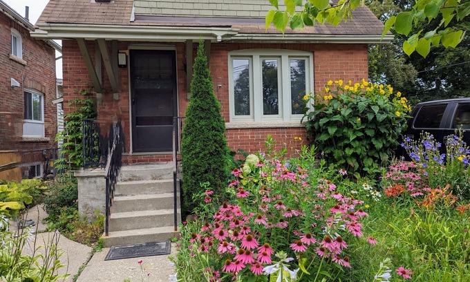 Guelph House | Cozy retreat home in Guelph. Pet-friendly!