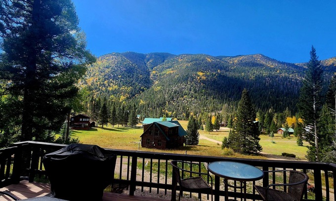 Red River Cabin | Cozy retreat in Hidden Valley, 10 minutes to Red River!
