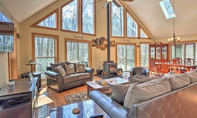 Tobyhanna Cabin | Cozy Retreat w/Deck & Hot Tub, 20 mins to Kalahari