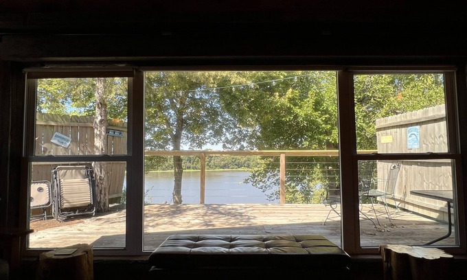 Havana Cabin | Cozy river retreat on the Illinois River with beach access!