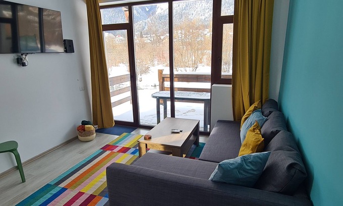 Busteni Apartment | Cozy Riverfront Apartment 1 with mountain view
