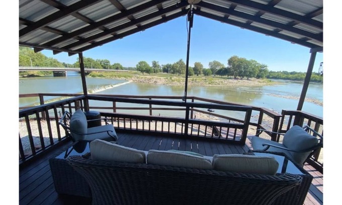 Chetopa Cabin | Cozy riverside cabin on the Neosho river