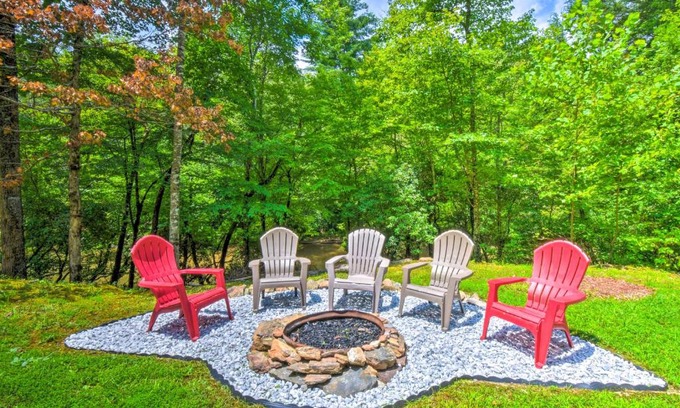 Dahlonega House | Cozy Riverside Dahlonega Home with Kayaks and Fire Pit