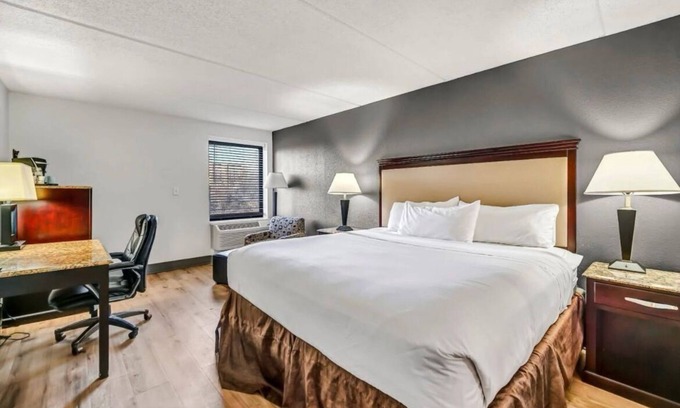 Schaumburg Hotel | "Cozy Rooms with WiFi, Fitness Room & On-Site Restaurant/Bar in Schaumburg "