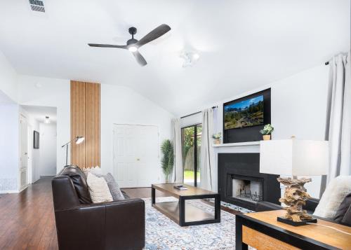 Round Rock House | Cozy, Round Rock Retreat, Modern, Sleeps 10