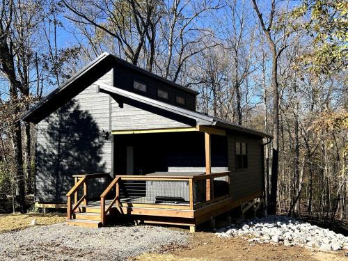Carbondale House | Cozy Rustic Cabin with Hot-Tub Ideal for a Couples Retreat in Illinois