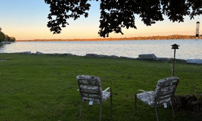 Valentia House | Cozy Rustic Charm: Your Perfect Lakeside Cottage Getaway