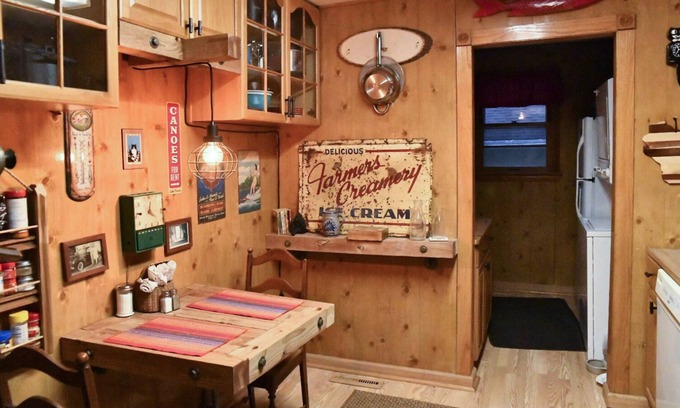 Twin Lakes Cottage | Cozy Rustic Retro Cottage - Pets - Ski - Ice Fish