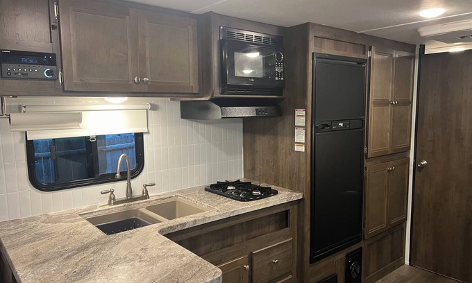 Brockton House | Cozy RVnB with 1 bedroom and WiFi, AC in Southshore