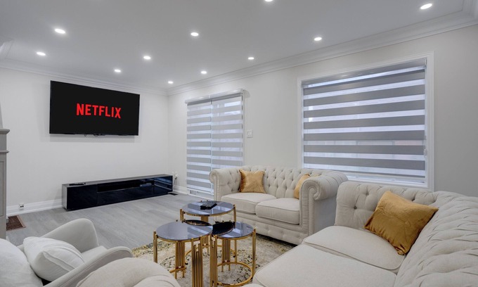 Vaughan House | Cozy & Safe Vaughan rental with Fast Internet & Workspace near Wonderland