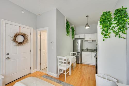 East Somerville Apartment | Cozy Somerville Studio 2 Mi to Boston, Walk to T!