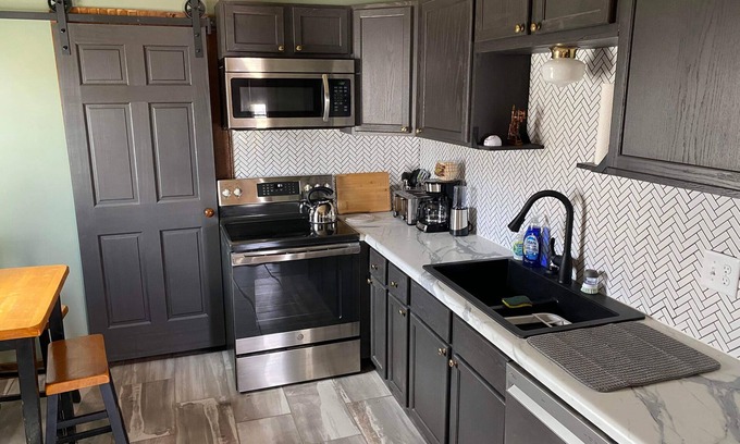 Cedar Rapids - Iowa City Apartment | Cozy spot with easy access to all sectors of Downtown life!