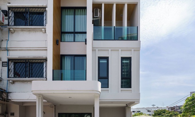 Phra Khanong Nuea House | Cozy Stylish Modern Home 4BR Sleep12 200m BTS Phrakhanong, 10min Thonglor/Ekamai