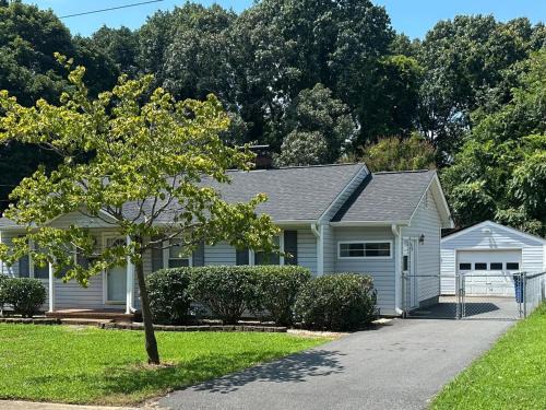 Winston - Salem House | Cozy Stay Near DT with Deck and Yard