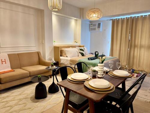 Pinagsama Apartment | Cozy Staycation Venice with Balcony Mckinley near Bgc