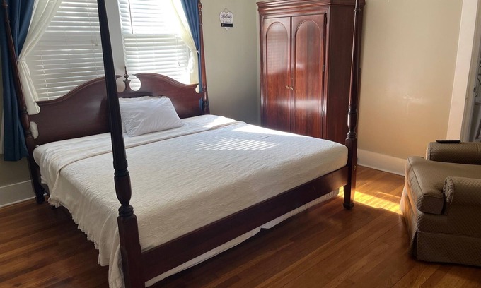 Central Gardens Apartment | Cozy studio, 4 min to hospital, queen bed, free WiFi, free park, quiet, safe