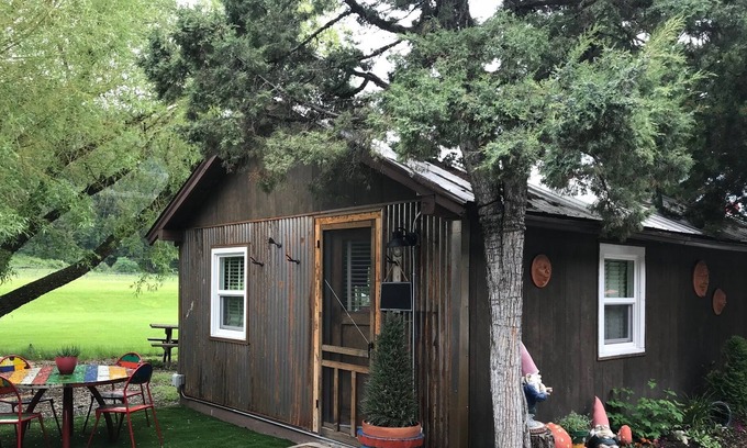 Gallatin Gateway Cabin | Cozy Studio Cabin Sleeps up to 4 with Kitchenette 22 miles from ski resorts