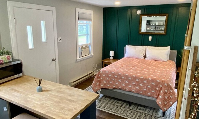 Lake Michigan Beach House | Cozy Studio Cottage w Fast WiFi near Lake