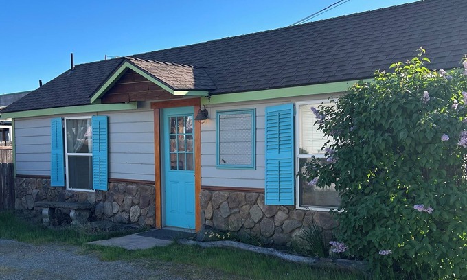 Central Point Cottage | Cozy Studio downtown. Walk to choices of restaurants, stores or parks