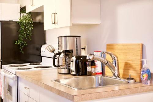 Moose Jaw Apartment | Cozy Studio Downtown Parking Coffee Location