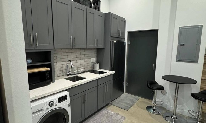 North Admiral Apartment | Cozy studio in enchanting Seattle with AC, WiFi