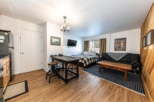 Truckee House | Cozy Studio w/Kitchen #112 at Donner Lake Village