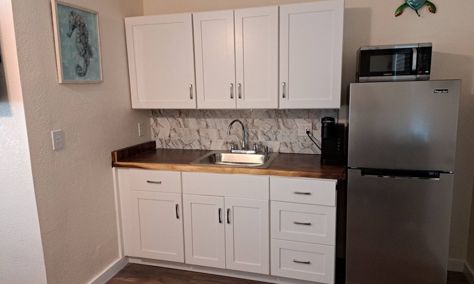 Gulfport Apartment | Cozy Studio with Wifi and AC in Gulfport Florida