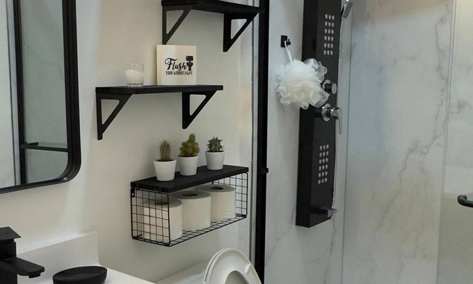 Clifton Cabin | Cozy Stylish 2 Bedroom renovated with Yard Access