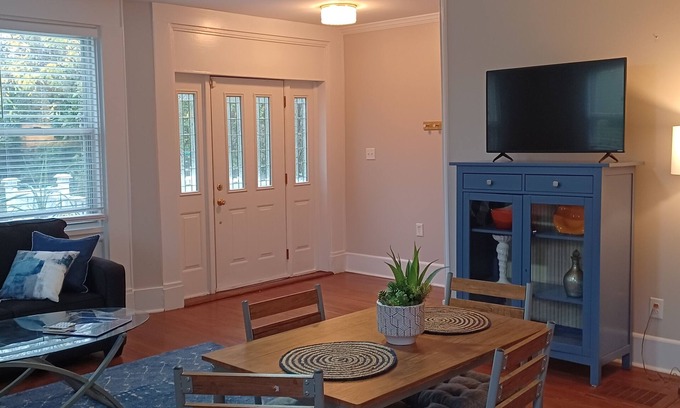 Anderson Township Apartment | Cozy Suburban Nest! 20 minutes to Downtown & Clifton. Easily enjoy the City!