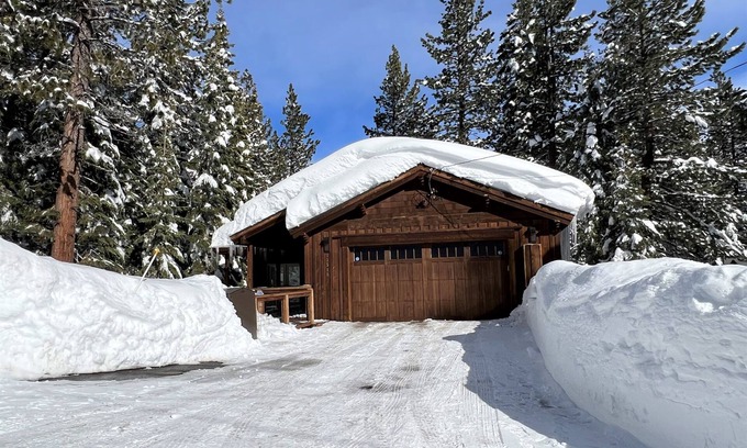 Truckee House | Cozy Tahoe Mountain Retreat Chef Kitchen Pool Table Hot Tub Gas BBQ EV Charger