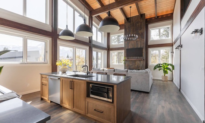Revelstoke House | Cozy Timberframe Holiday Home