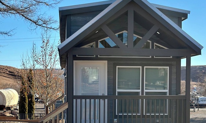Page Cabin | Cozy Tiny Home King Room #15A