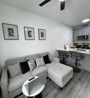 Callender Apartment | Cozy Tiny House Near The Beach