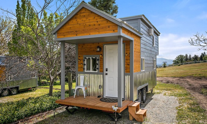 Central Point House | Cozy Tiny House! Small But Mighty ~ Comfy & Gorgeous Location