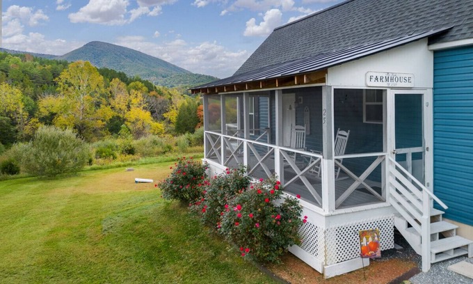 Lexington Cottage | Cozy Tiny House with Mountain Views, Firepit, Deck & Clawfoot Tub
