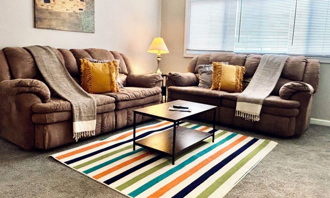 Columbus Apartment | cozy travelers retreat budget friendly 2 bedroom/13mins from osu and downtown