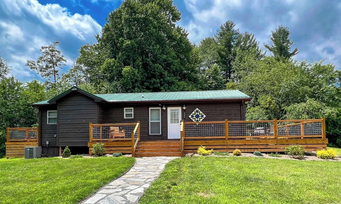 West Jefferson Cabin | Cozy Up in the Carolina Mtns–Your Perfect Winter Escape Awaits @ Mtn Memories