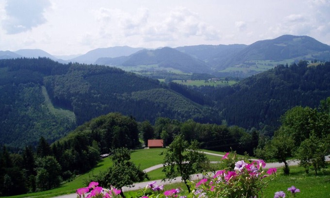 Waidhofen An Der Ybbs Apartment | Cozy vacation apartment with balcony and stunning views